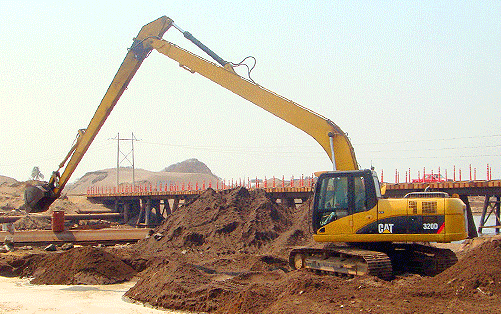 Excavadora Caterpillar 320C brazo largo de 16 m